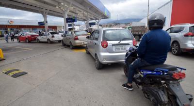 Imagen referencial de un grupo de conductores haciendo fila para cargar gasolina en Cuenca, agosto de 2023.