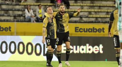 Francisco Fydriszewski y Damián Díaz celebrando un gol ante Cumbayá, 19 de mayo de 2024.