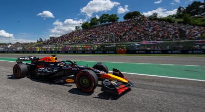 Max Verstappen compite durante la primera sesión de práctica en Imola, Italia, antes del Gran Premio de Fórmula 1 de Emilia Romagna.