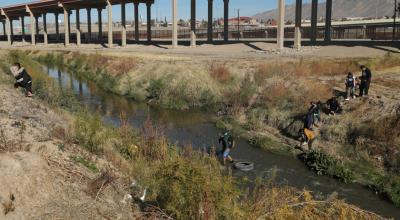 Un grupo de migrantes cruzando un tramo de la frontera entre México y Estados Unidos, en diciembre de 2022.