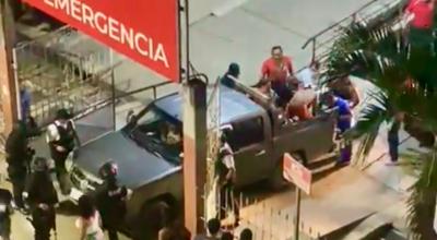 Las víctimas del ataque en Ponce Enríquez fueron llevados a hospitales.