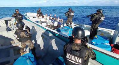 La marina de El Salvador interceptó una embarcación con droga, en la que se detuvo a varios hombres, entre ellos un ecuatoriano.