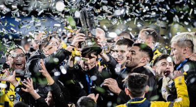 Jugadores de Peñarol con el trofeo del Torneo de Apertura de Uruguay, 18 de mayo de 2024.