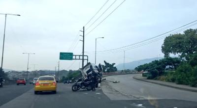 El tráiler que transportaba cocaína se estrelló en la entrada de Socio Vivienda, en la Perimetral.