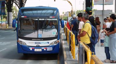 Un bus de la Metrovía circula en Guayaquil, el 21 de abril de 2024.