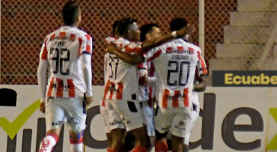 Los jugadores de Técnico Universitario festejan un gol en Ambato, el 20 de mayo de 2024.