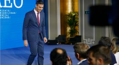 El presidente del gobierno español, Pedro Sánchez, a su salida de pronunciar un discurso en un foro en Madrid, el 20 de mayo de 2024.