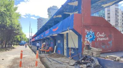 Trabajadores del Municipio de Quito durante las obras de demolición de la Tribuna De Los Shyris, el 20 de mayo de 2024.