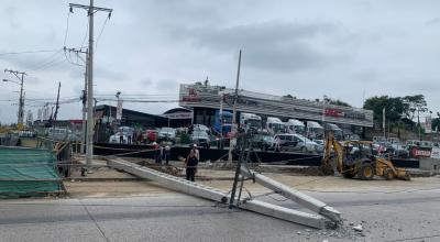 Uno de los postes que cayó en la avenida Juan Tanca Marengo, norte de Guayaquil, el 20 de mayo de 2024.