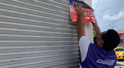 Un técnico de la Arcsa clausura un local de comida en establecimiento comercial en el que se encontró plagas, el 20 de mayo de 2024. 