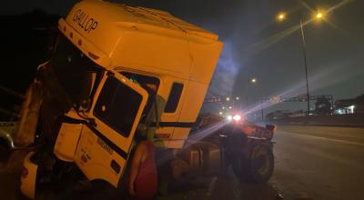 Una persona se acerca al cabezal de un tráiler accidentado en la vía Perimetral, Guayaquil, el 19 de mayo de 2024.