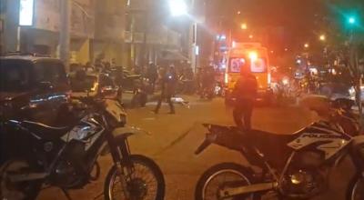 Policías y una ambulancia en los exteriores de un departamento donde ocurrió un ataque armado en Machala, la noche del 20 de mayo de 2024.