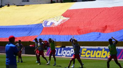 Los jugadores de El Nacional entrenan con la bandera del club de fondo, el 12 de mayo 2024.