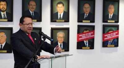 Los retratos de los excontralores Pablo Celi y Carlos Pólit aparecen cubiertos en el edificio de la Contraloría, en Quito, el 21 de mayo de 2024.