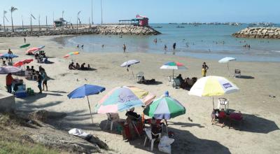 Personas en las playas de La Libertad, Santa Elena, en un día de feriado, el 7 de febrero de 2024.