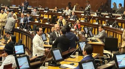 El propio presidente de la Asamblea, Henry Kronfle, tuvo que bajar para reunirse con las bancadas y buscar un acuerdo en la conformación de la comisión, 21 de mayo de 2024.