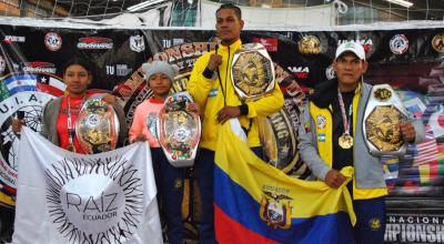 Los tres deportistas ecuatorianos posan con sus títulos de campeones.