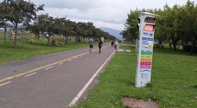 Un solmáforo ubicado en el parque Bicentenario de Quito indica el nivel de radiación en mayo de 2024.