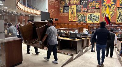 Trabajadores de la Asamblea despejan el salón principal del Legislativo, previo al informe de la nación, el 21 de mayo de 2024.