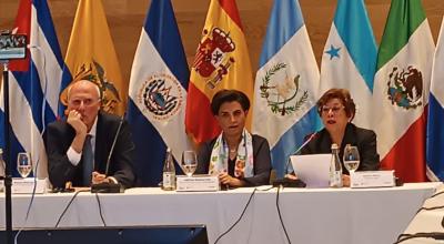 Ministra de Trabajo, Ivonne Núñez, junto a la canciller, Gabriela Sommerfeld, en la V Conferencia Iberoamericana Ministerial de Trabajo, celebrada el 22 de mayo de 2024, en Quito. 
