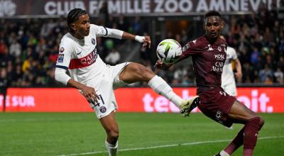 Senny Mayulu del Paris Saint Germain lucha por el balón con Christophe Herelle del Metz