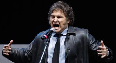 Javier Milei, presidente de Argentina, cantando en el lanzamiento de su libro, 22 de mayo de 2024.