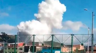 La explosión de una fábrica de pólvora en Bogotá generó una gran columna de humo blanco.