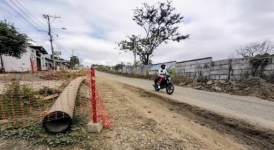 Estado de un tramo de la avenida Teodoro Maldonado Oleas, sin pavimentar desde hace un año. La vía limita con un muro del Fuerte Militar Huancavilca, en el norte de Guayaquil. 