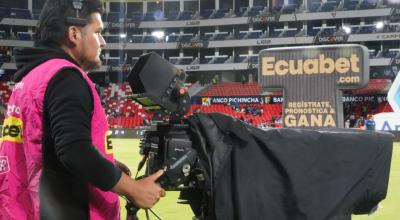 Un camarógrafo trabaja durante el partido entre Liga y Delfín, en el estadio Rodrigo Paz Delgado, el 15 de abril de 2024.