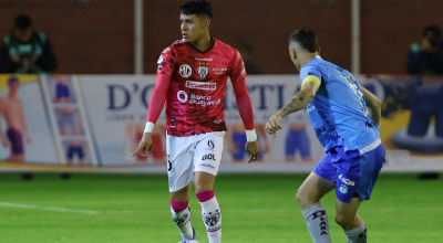 Kendry Páez, de IDV, maneja una pelota en el partido ante Macará, en Ambato, el 25 de mayo de 2024.