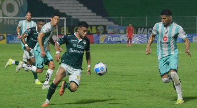 Robert Burbano, de Orense, maneja una pelota en el partido ante Cumbayá, el 26 de mayo de 2024.