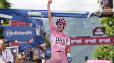 Tadej Pogacar festeja su victoria en la Etapa 20 del Giro de Italia, el 25 de mayo de 2024.