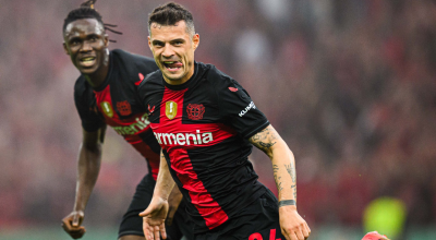 Los jugadores del Bayer Leverkusen festejan un gol en la final de la Copa de Alemania, en Berlín, el 25 de mayo de 2024.