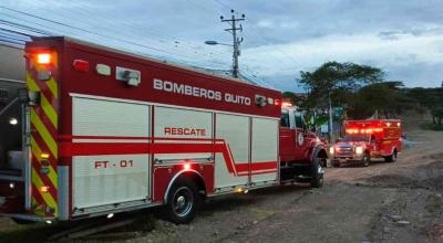 Camiones del Cuerpo de Bomberos de Quito en el rescate de una adolescente en el Valle de Tumbaco, el 26 de mayo de 2024.