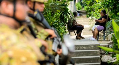 Militares custodian uno de los barrios intervenidos por las fuerzas de seguridad de El Salvador, desde el 25 de mayo de 2024.