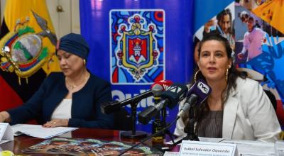 María Isabel Salvador, secretaria de Educación, Recreación y Deporte, junto a Alexandra Álava, secretaria de Gobierno Digital y Tecnologías de la Información y Comunicaciones, en una rueda de prensa el 23 de mayo de 2024.