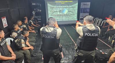 Al menos 600 policías del Distrito Nueva Prosperina, en el noroeste de Guayaquil, se capacitan en el uso de arma, el 24 de mayo de 2024. 