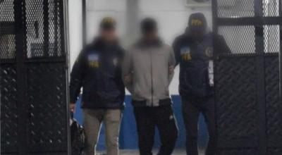 La Policía  de Argentina traslada a un ecuatoriano para su expulsión, en mayo de 2024.