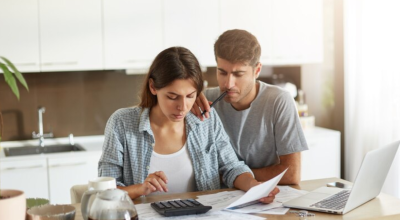 Imagen referencial de una pareja revisando sus gastos. 