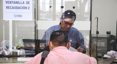 Un ciudadano en una oficina de servicio en el Municipio de Guayaquil, mayo de 2024.