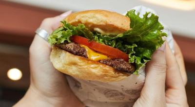 Hamburguesa del restaurante Dark Burger, con locales en Quito y Guayaquil. 