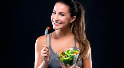 Imagen referencial de una mujer con una sana alimentación.