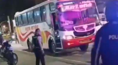 Policías en los alrededores de bus retenido en Ibarra por hombre armado con un cuchillo.
