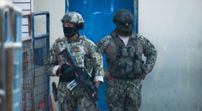 Dos militares afuera de una cárcel de Guayaquil, en abril de 2024.