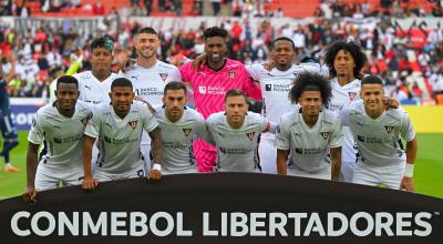 Los jugadores de la Liga de Quito posan antes del partido de vuelta de la fase de grupos de la Copa Libertadores entre la Liga de Quito de Ecuador y el Junior de Colombia en el estadio Rodrigo Paz Delgado de Quito el 14 de mayo de 2024.