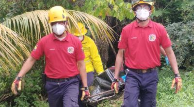 Personal de emergencia retira a uno de los fallecidos en el accidente de avioneta en Santa Rosa, El Oro, el 28 de mayo de 2024.