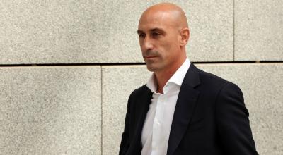 El expresidente de la federación española de fútbol, Luis Rubiales, abandona la Audiencia Nacional de Madrid el 15 de septiembre de 2023.