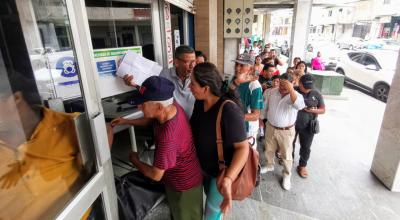 Una larga fila de usuarios se formó a las afueras de CNEL en Durán, debido a reclamos por alza de las planillas de luz, este martes 28 de mayo de 2024. 