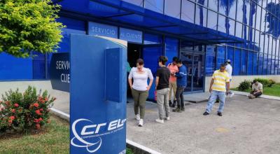 Usuarios del servicio de energía eléctrica esperan afuera del área de servicio al cliente de CNEL en la Garzota, al norte de Guayaquil, este 28 de mayo de 2024. 