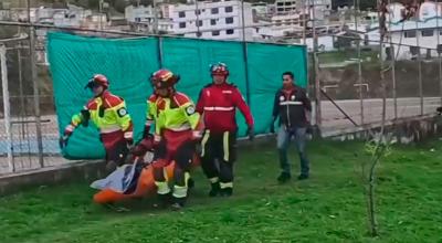 Efectivos de Bomberos de Quito rescatan el cuerpo de una víctima de asalto en La Pulida.